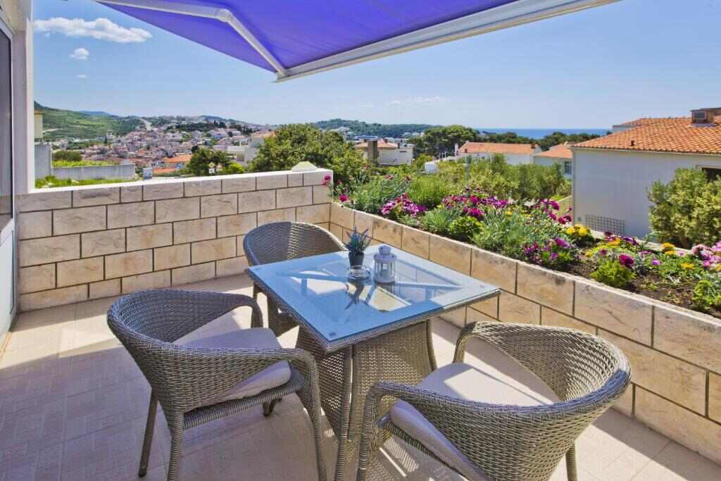 Balkon s pogledom - balcony view, Violeta Hvar