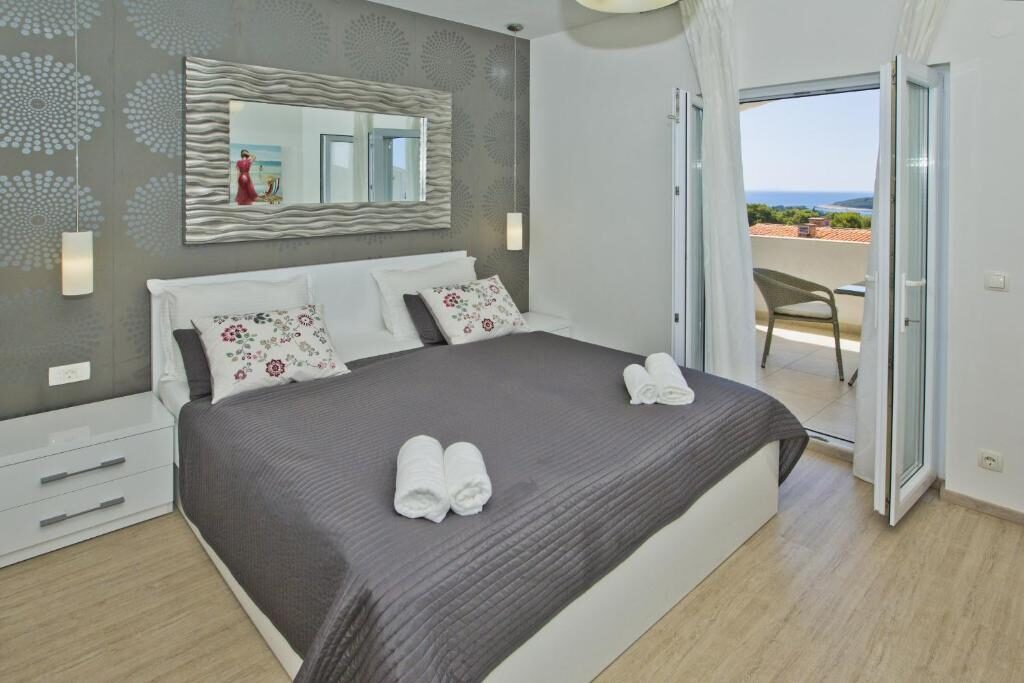 Violeta Hvar interior with balcony
